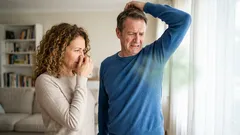 Miksi kehon haju muuttuu 45–50 vuoden jälkeen? Yleisimmät syyt ja helpot keinot