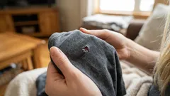 Näin korjaat pienen reiän t-paidasta ilman ompelua – lähes näkymätön lopputulos