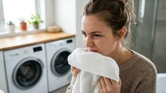 Miksi pyyhkeet haisevat pesun jälkeen — ja miten korjata se täydellisen puhtauden saavuttamiseksi