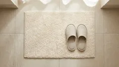 Kylpyhuonematto säilyttää pehmeytensä ja rikkaat värinsä pidempään, jos noudatat näitä pesusääntöjä