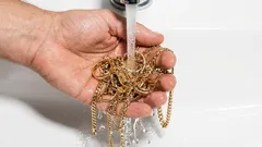 Sormusten kiillon ja puhtauden palauttaminen: yksinkertaiset menetelmät korujen puhdistamiseen